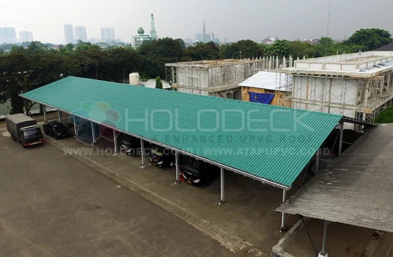 Atap carport area parkir dengan atap UPVC hijau