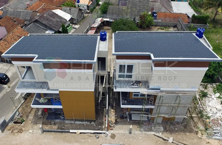 Atap rumah dua lantai dengan atap UPVC Holodeck biru