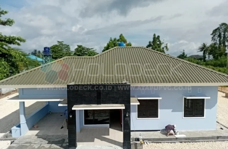 Atap rumah dengan atap UPVC Holodeck